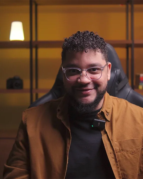 Rael Alves no estúdio da Learn & Education — fundador e Head de Tecnologia em atividade